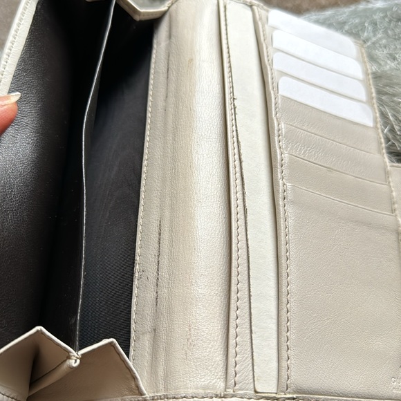 Gucci Beige Monogram Wallet - Picture 8 of 12